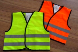 С 18 марта в России водители должны одевать светоотражающие жилеты в ночное время суток.